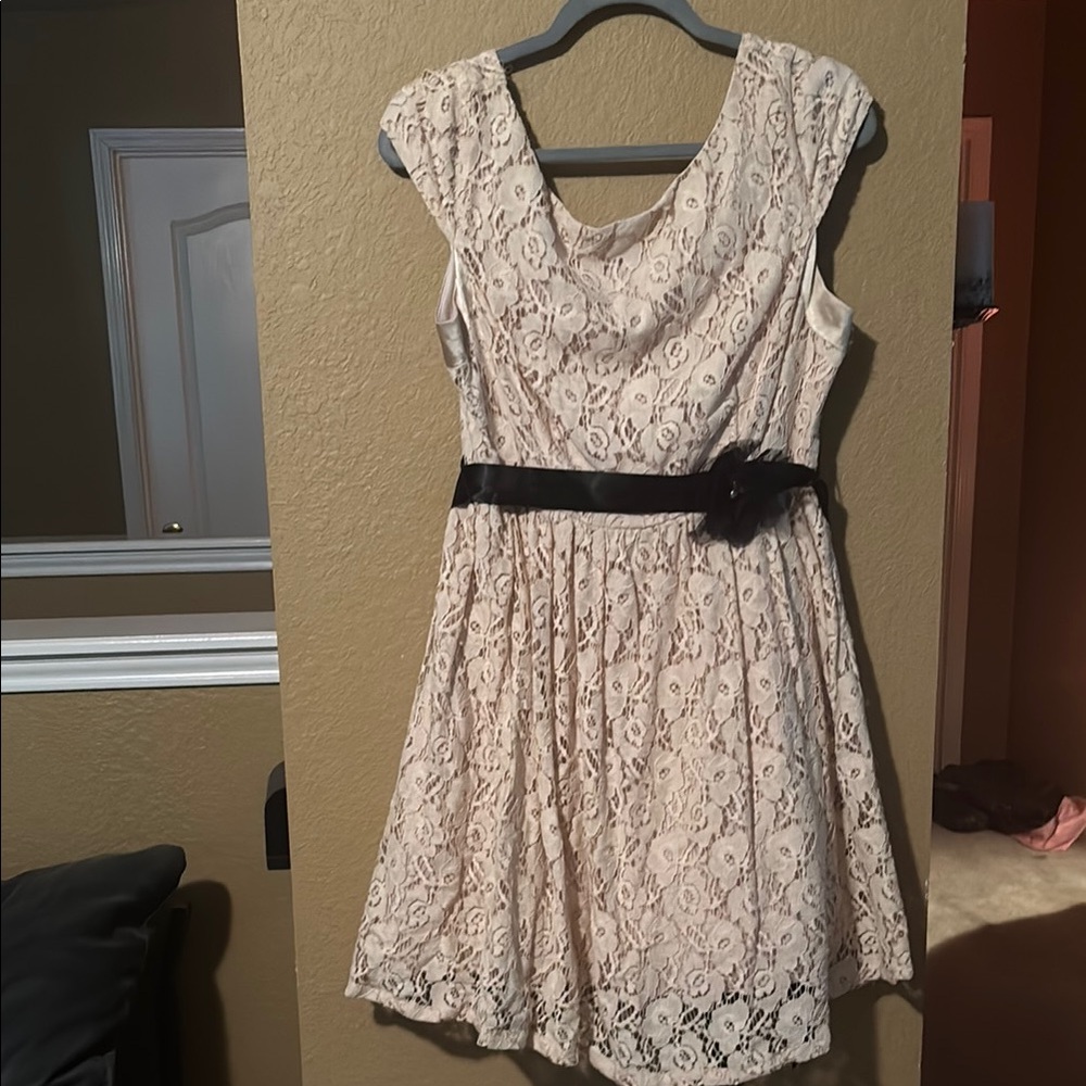 City triangles Elegant Cream Lace Dress with Black Accent